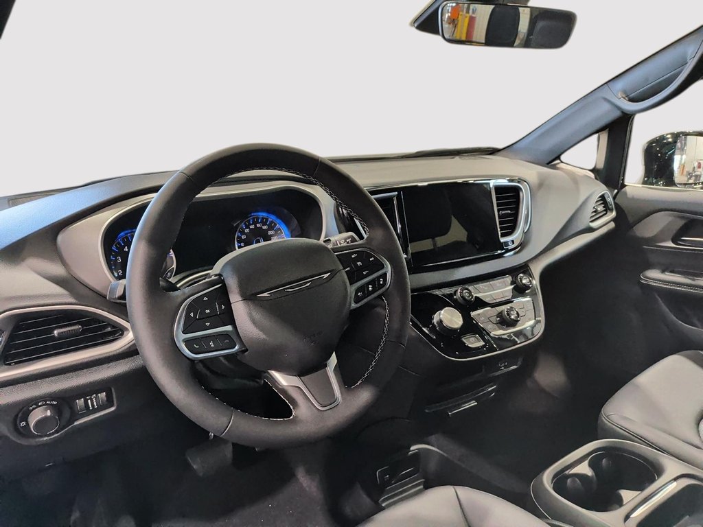 2027 Chrysler Grand Caravan SXT in Saint-Hyacinthe, Quebec - 9 - w1024h768px