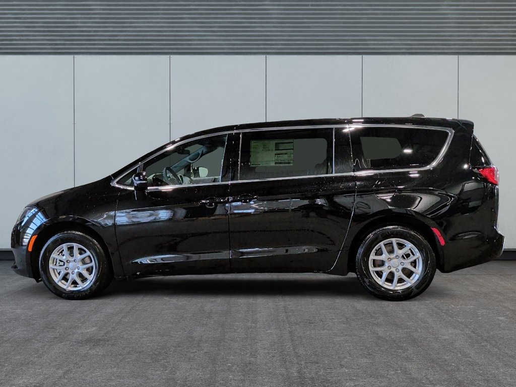 2027 Chrysler Grand Caravan SXT in Saint-Hyacinthe, Quebec - 5 - w1024h768px