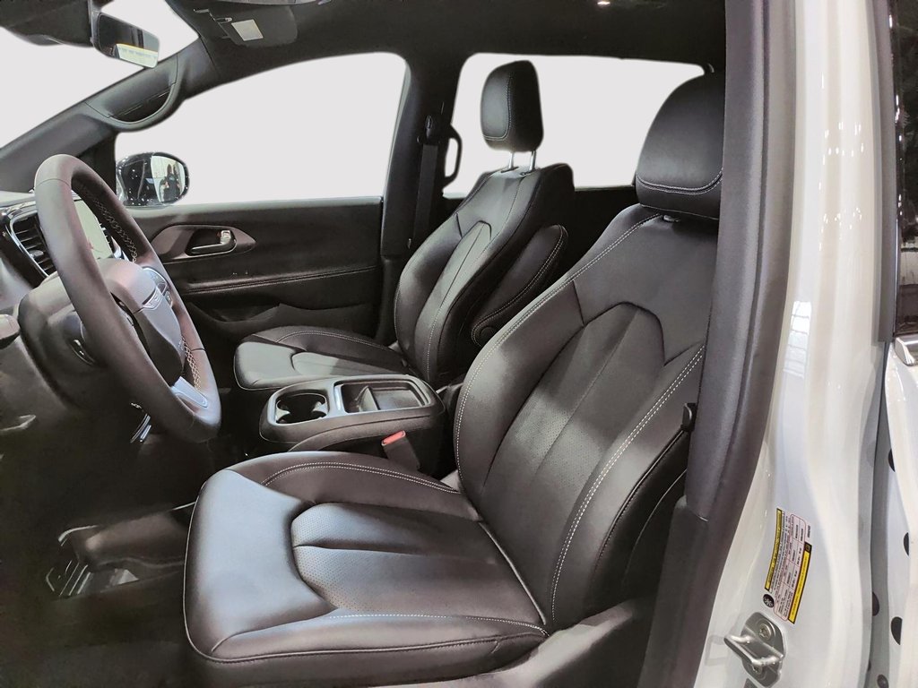 2027 Chrysler Grand Caravan SXT in Saint-Hyacinthe, Quebec - 8 - w1024h768px