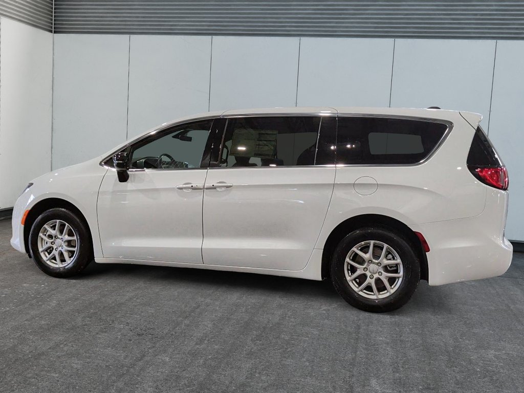2027 Chrysler Grand Caravan SXT in Saint-Hyacinthe, Quebec - 5 - w1024h768px