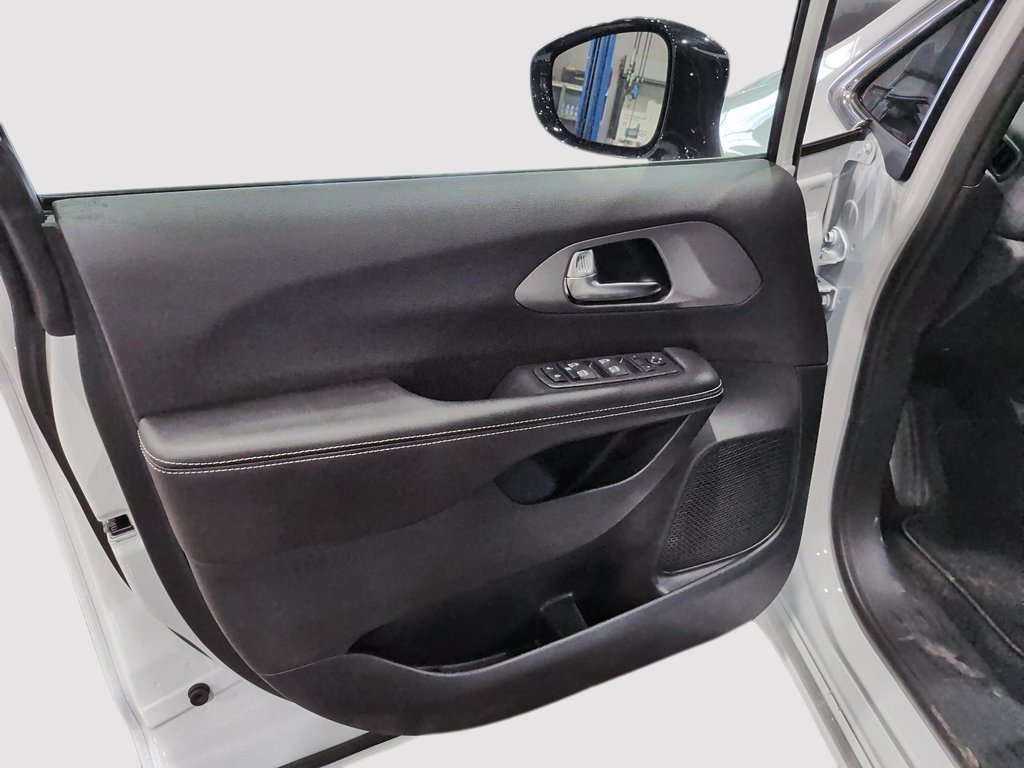 2027 Chrysler Grand Caravan SXT in Saint-Hyacinthe, Quebec - 10 - w1024h768px