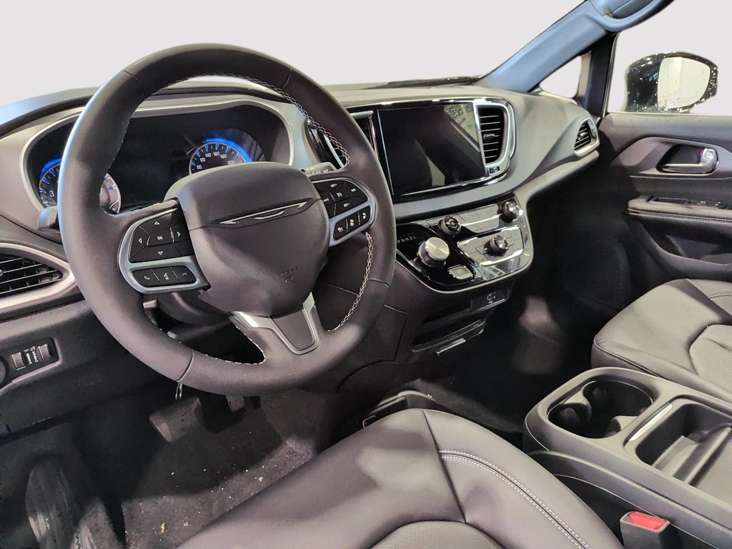 2027 Chrysler Grand Caravan SXT in Saint-Hyacinthe, Quebec - 9 - w1024h768px