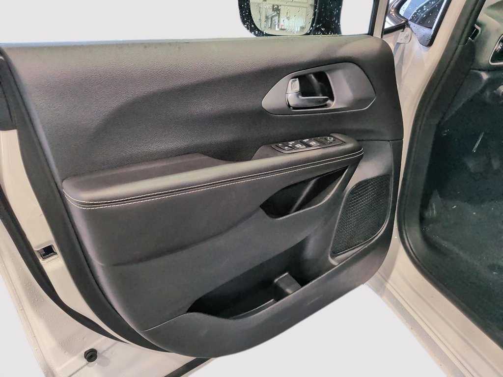 2027 Chrysler Grand Caravan SXT in Saint-Hyacinthe, Quebec - 10 - w1024h768px