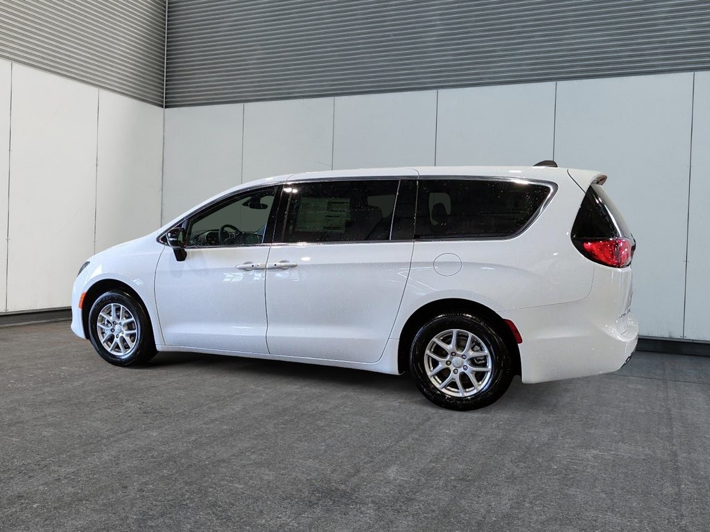 2027 Chrysler Grand Caravan SXT in Saint-Hyacinthe, Quebec - 5 - w1024h768px