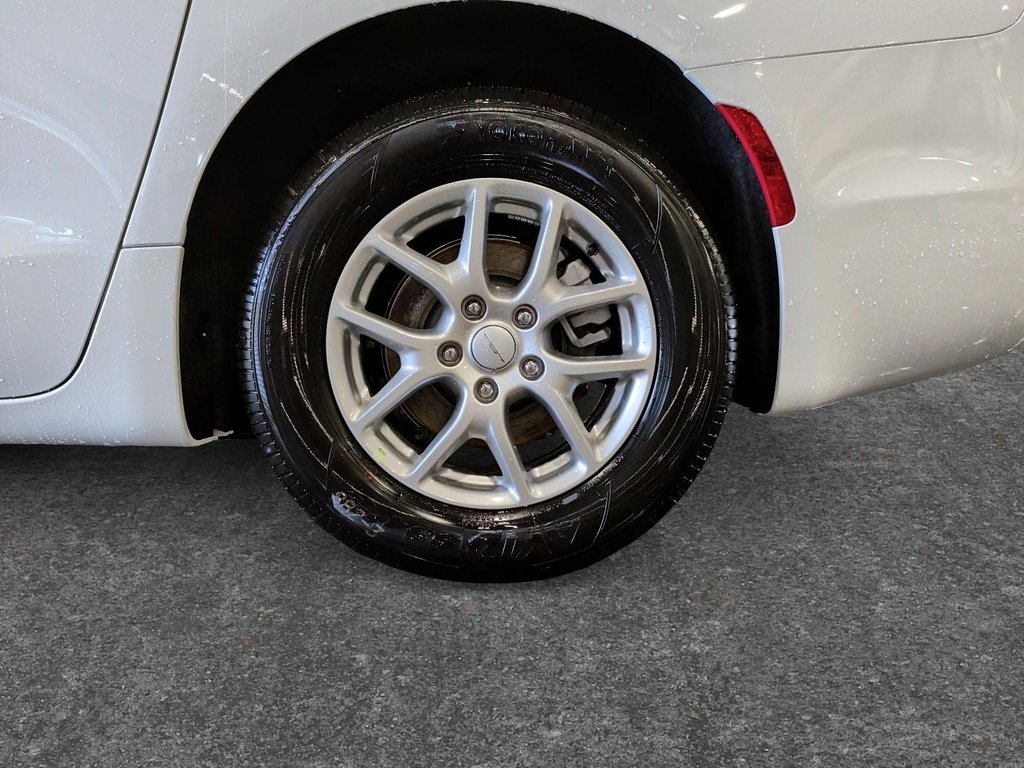 2027 Chrysler Grand Caravan SXT in Saint-Hyacinthe, Quebec - 7 - w1024h768px
