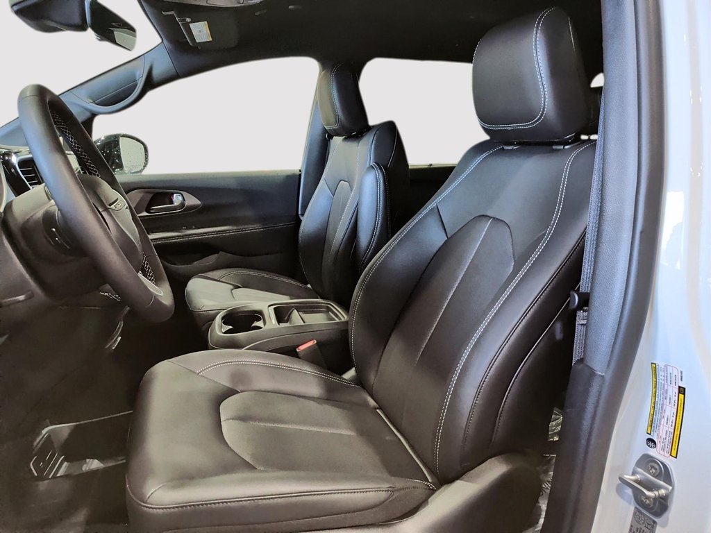 2027 Chrysler Grand Caravan SXT in Saint-Hyacinthe, Quebec - 8 - w1024h768px