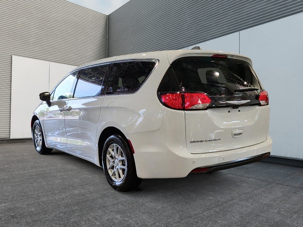 2027 Chrysler Grand Caravan SXT in Saint-Hyacinthe, Quebec - 4 - w1024h768px