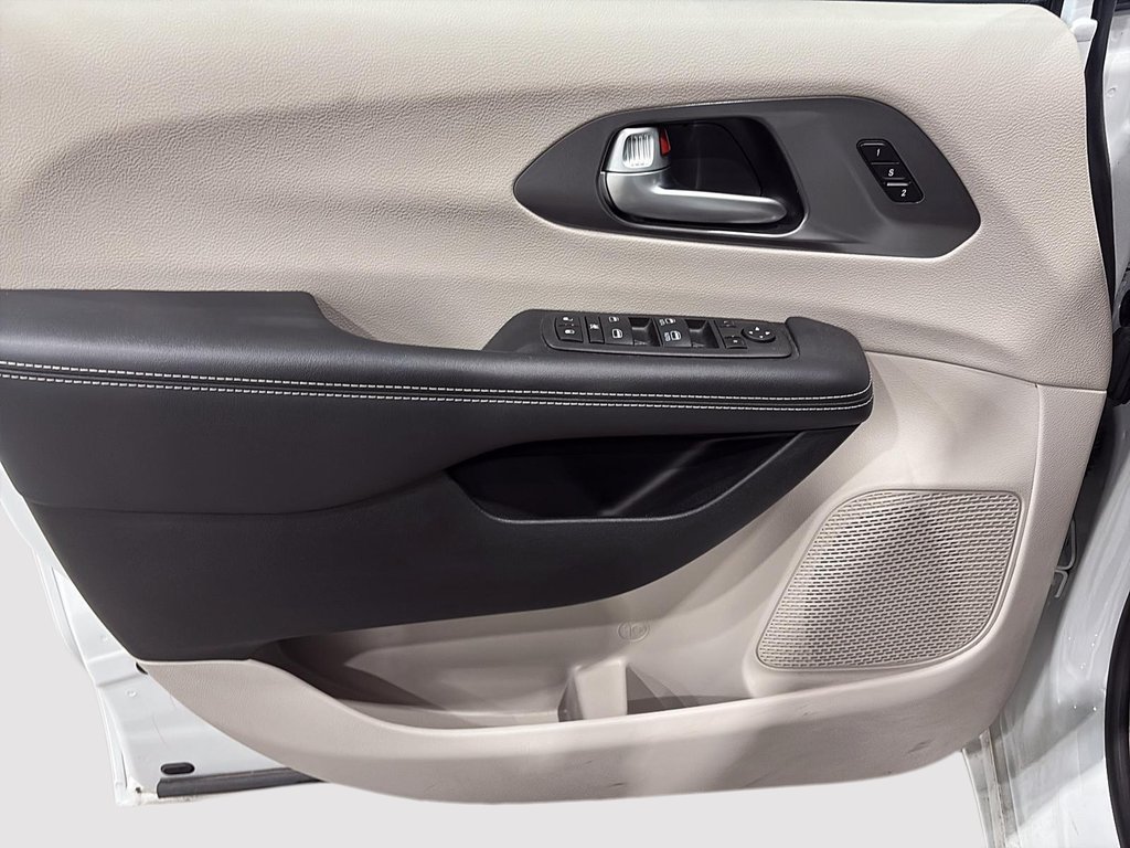 Chrysler Pacifica Touring-L 2024 à Saint-Hyacinthe, Québec - 10 - w1024h768px