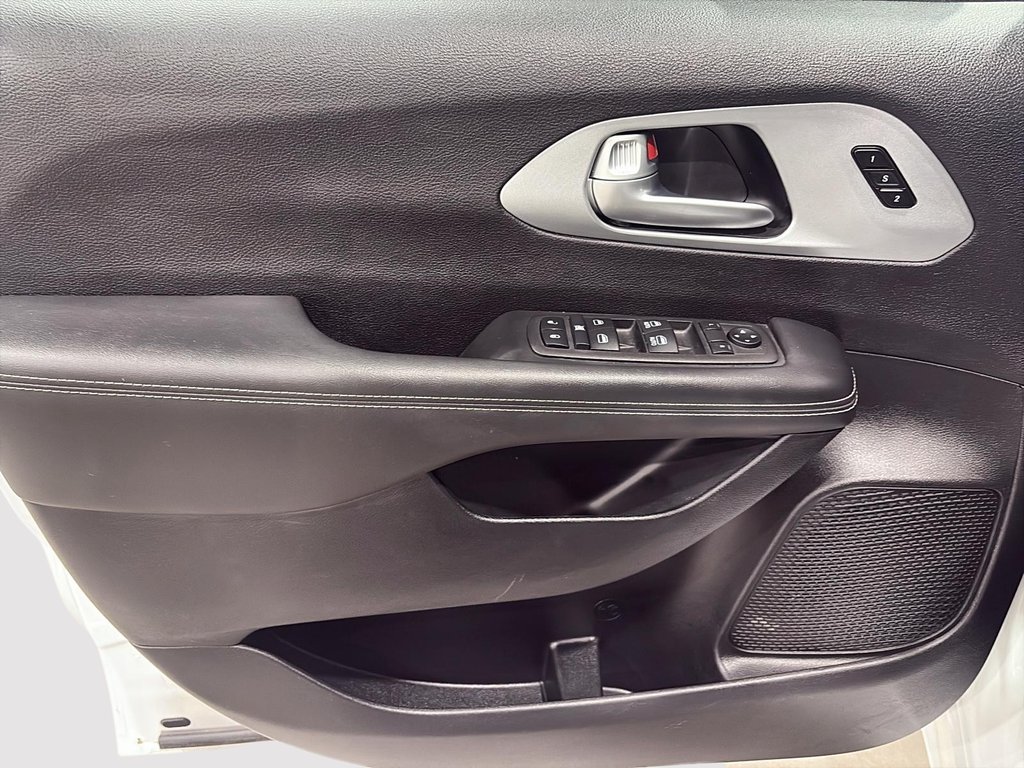 2024 Chrysler Pacifica Touring-L Apparence S in Saint-Hyacinthe, Quebec - 11 - w1024h768px