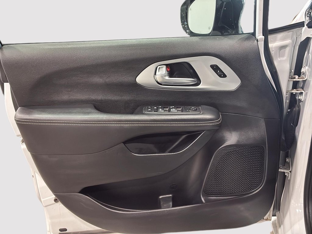 2024 Chrysler Pacifica Touring-L Apparence S in Saint-Hyacinthe, Quebec - 10 - w1024h768px