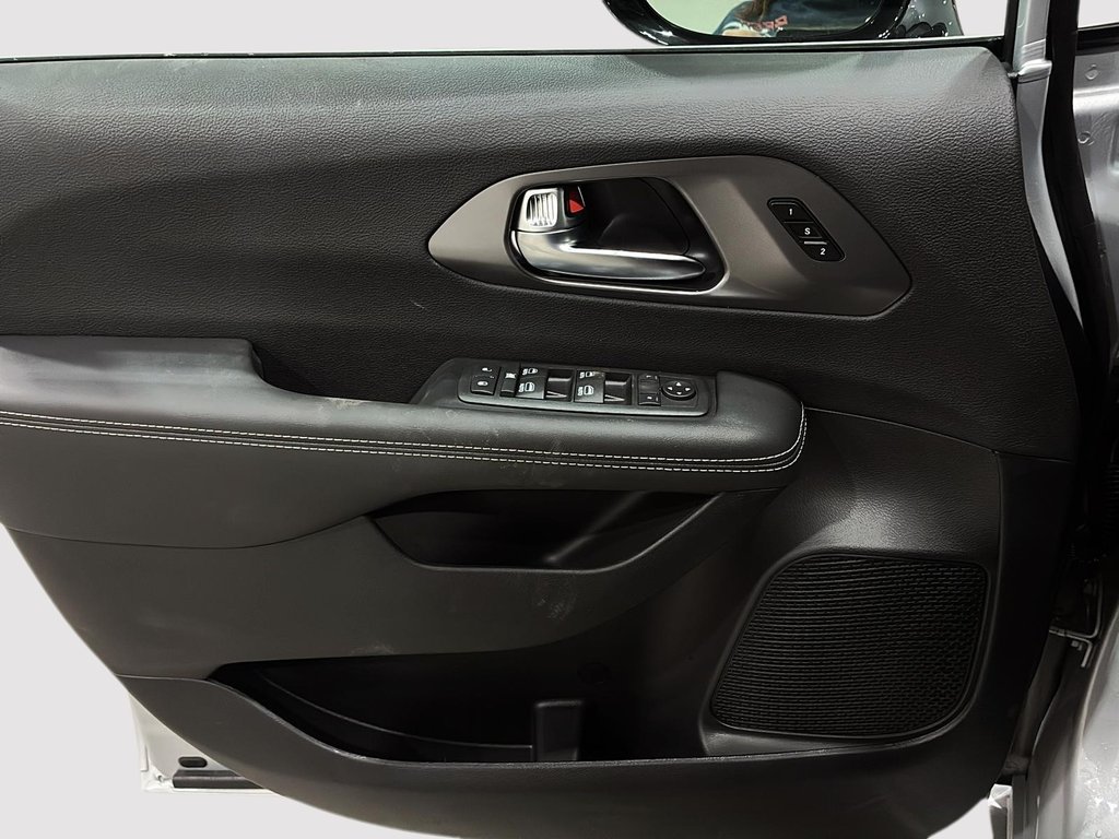Chrysler Pacifica SELECT AWD 2026 à Saint-Hyacinthe, Québec - 10 - w1024h768px