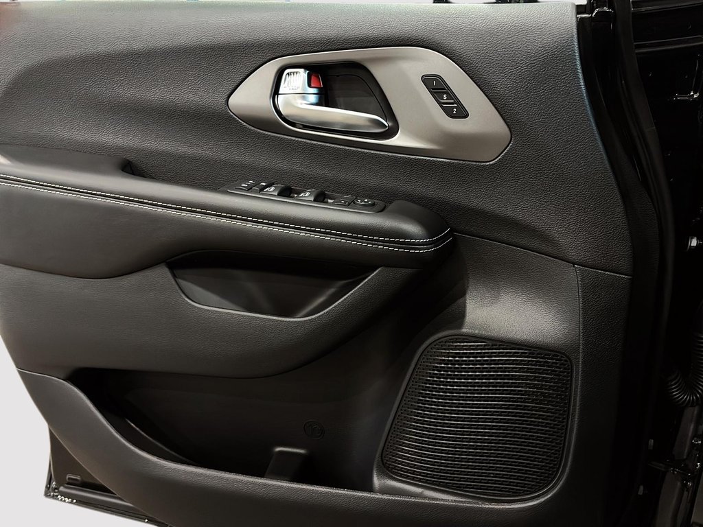 2027 Chrysler Pacifica SELECT in Saint-Hyacinthe, Quebec - 11 - w1024h768px