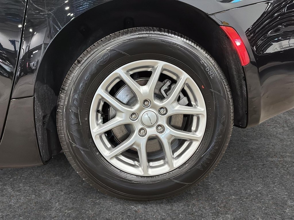2027 Chrysler Pacifica SELECT in Saint-Hyacinthe, Quebec - 7 - w1024h768px