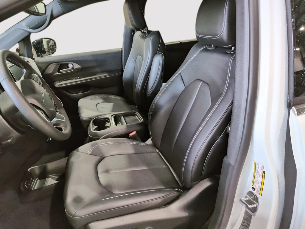 2027 Chrysler Pacifica SELECT in Saint-Hyacinthe, Quebec - 8 - w1024h768px