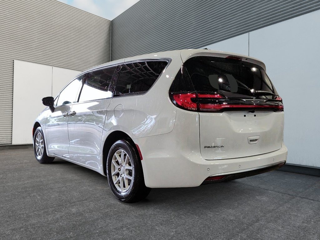 2027 Chrysler Pacifica SELECT in Saint-Hyacinthe, Quebec - 4 - w1024h768px