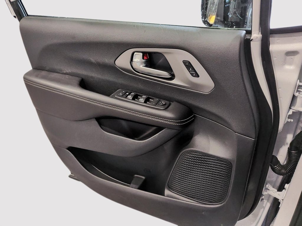 2027 Chrysler Pacifica SELECT in Saint-Hyacinthe, Quebec - 10 - w1024h768px