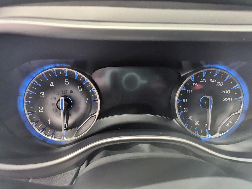 2027 Chrysler Pacifica SELECT in Saint-Hyacinthe, Quebec - 12 - w1024h768px