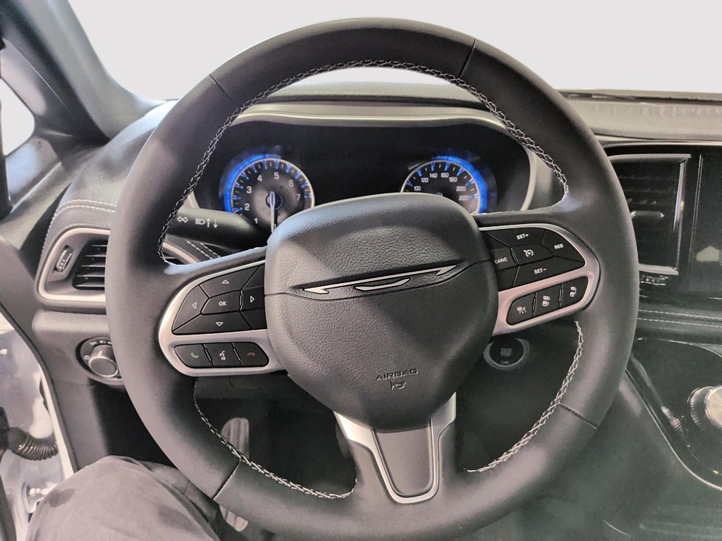 2027 Chrysler Pacifica SELECT in Saint-Hyacinthe, Quebec - 11 - w1024h768px