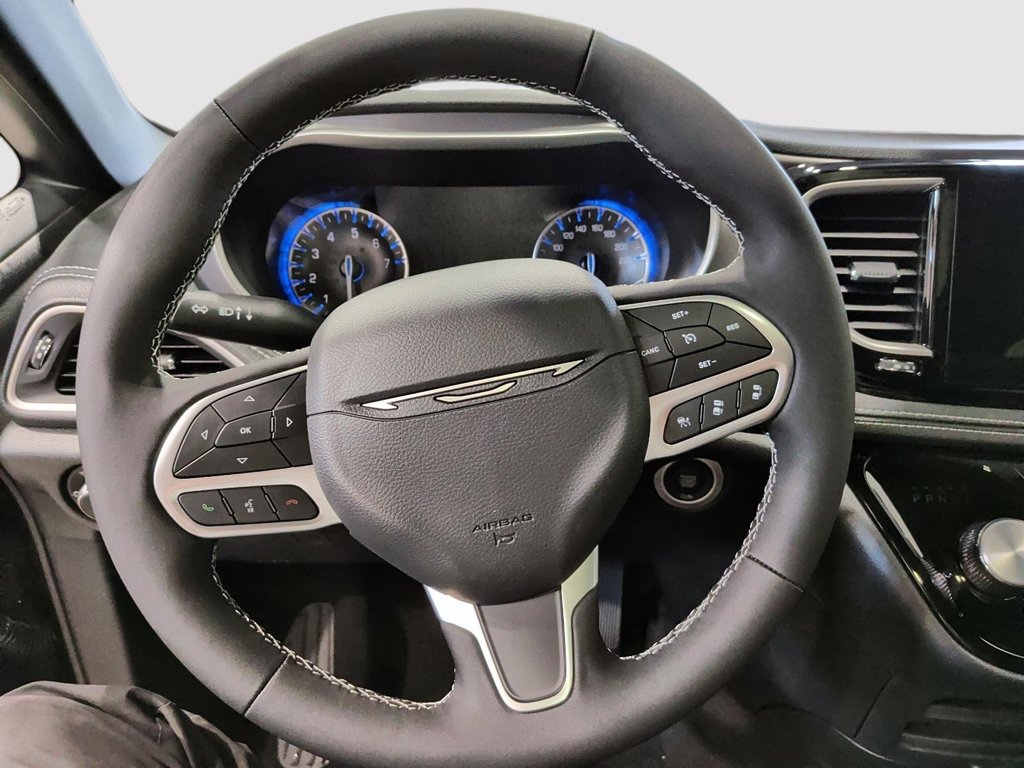 2027 Chrysler Pacifica SELECT in Saint-Hyacinthe, Quebec - 11 - w1024h768px