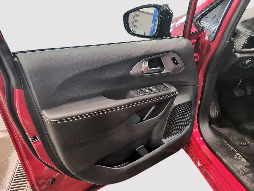 2027 Chrysler Pacifica SELECT in Saint-Hyacinthe, Quebec - 10 - w1024h768px
