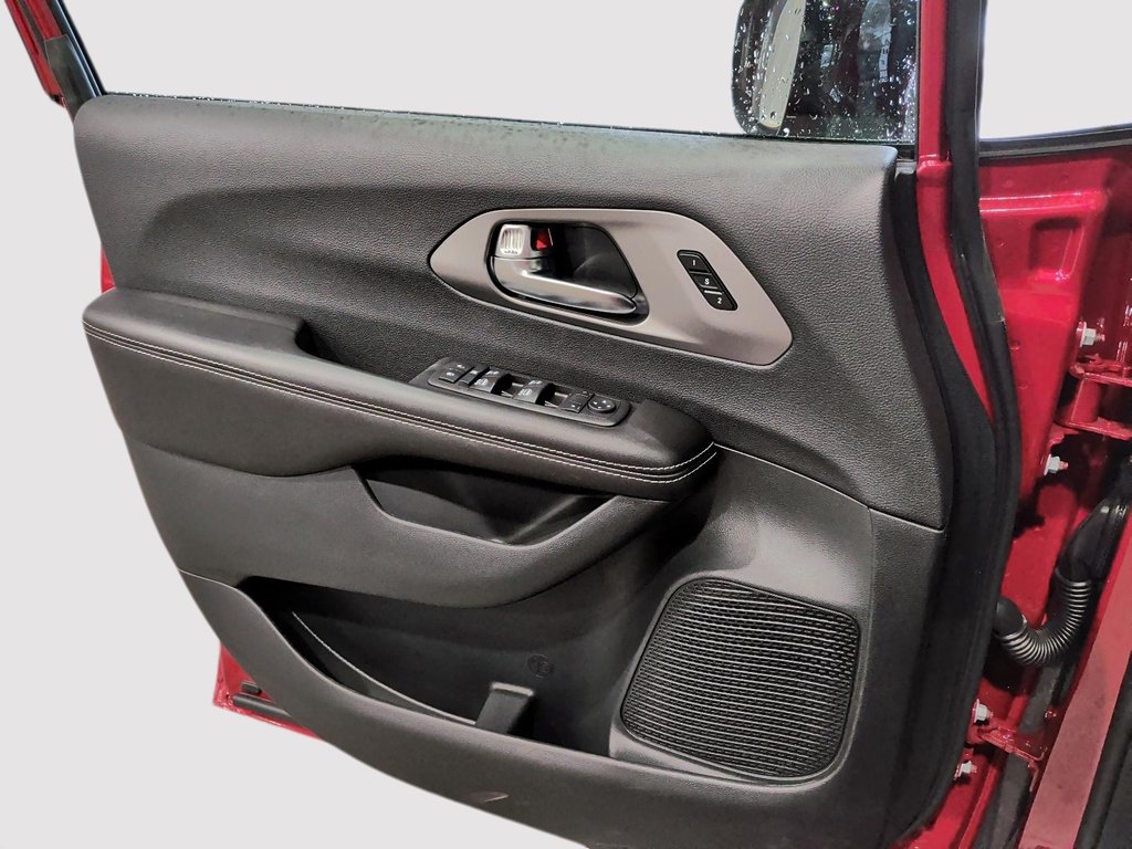 2027 Chrysler Pacifica SELECT in Saint-Hyacinthe, Quebec - 10 - w1024h768px