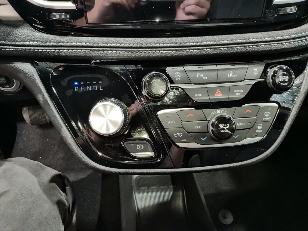 2027 Chrysler Pacifica SELECT in Saint-Hyacinthe, Quebec - 13 - w1024h768px