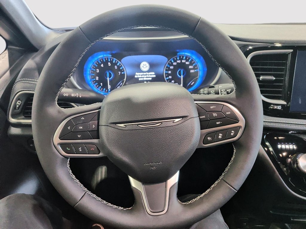 2027 Chrysler Pacifica SELECT in Saint-Hyacinthe, Quebec - 11 - w1024h768px