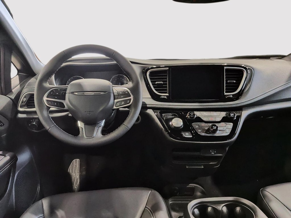 2027 Chrysler Pacifica SELECT AWD in Saint-Hyacinthe, Quebec - 9 - w1024h768px