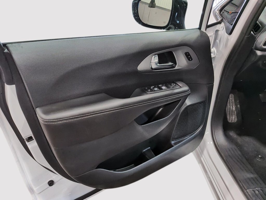 2027 Chrysler Pacifica SELECT AWD in Saint-Hyacinthe, Quebec - 10 - w1024h768px