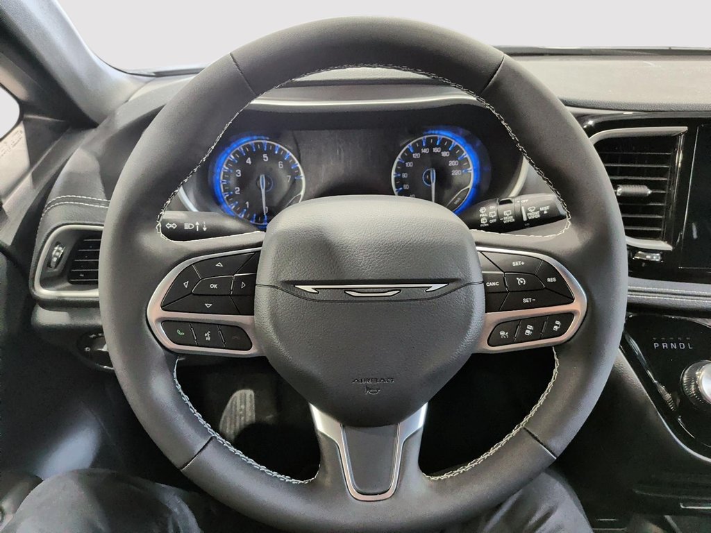 2027 Chrysler Pacifica SELECT AWD in Saint-Hyacinthe, Quebec - 11 - w1024h768px