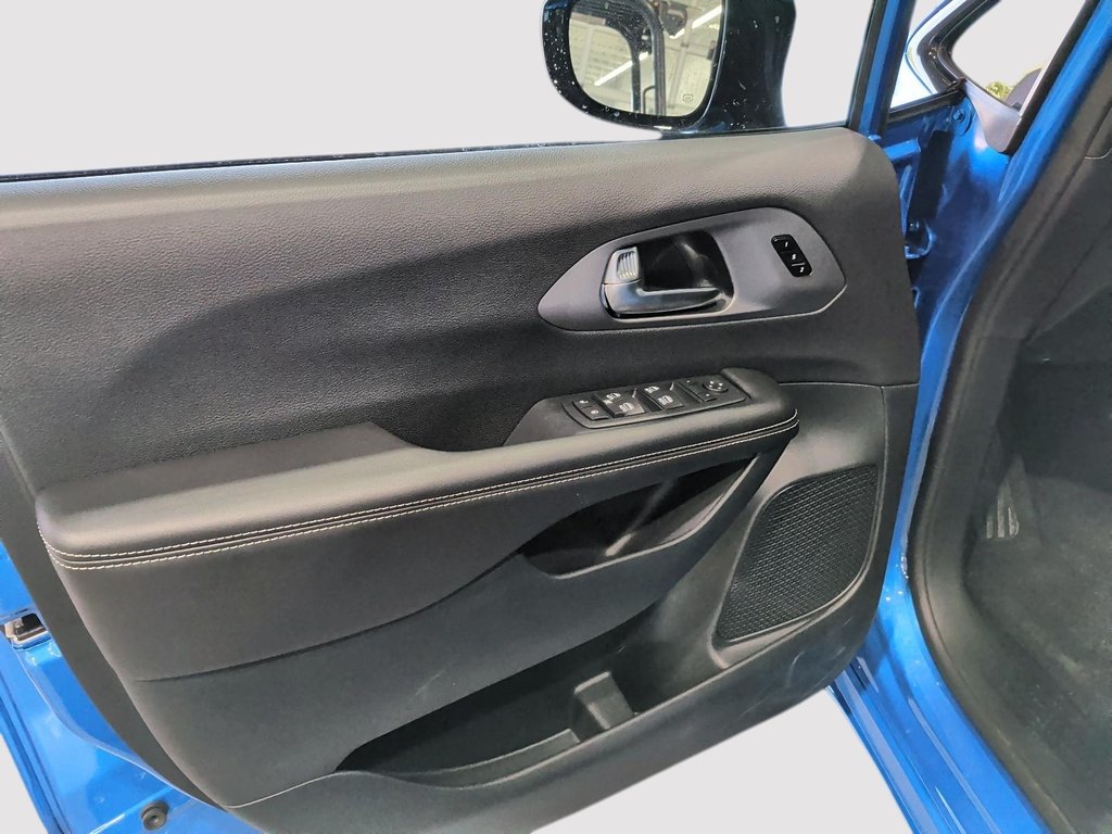 2027 Chrysler Pacifica SELECT AWD in Saint-Hyacinthe, Quebec - 10 - w1024h768px