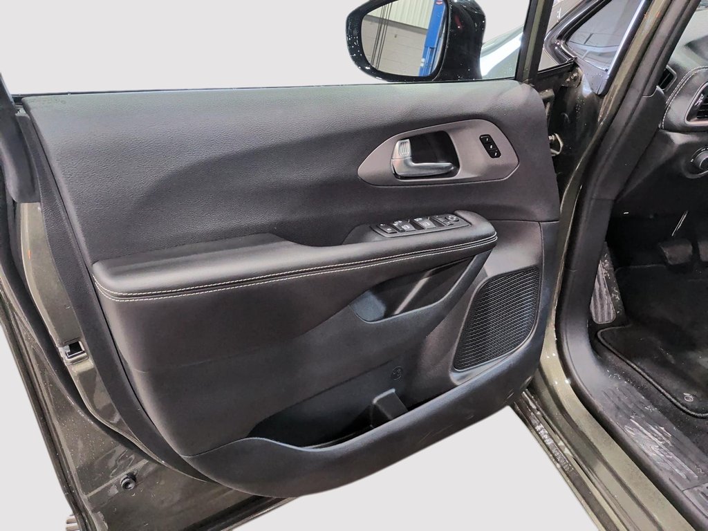 2027 Chrysler Pacifica SELECT AWD in Saint-Hyacinthe, Quebec - 10 - w1024h768px