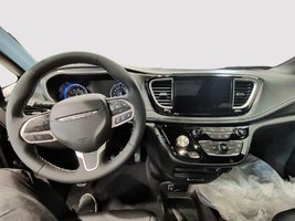 2027 Chrysler Pacifica SELECT in Saint-Hyacinthe, Quebec - 14 - w1024h768px