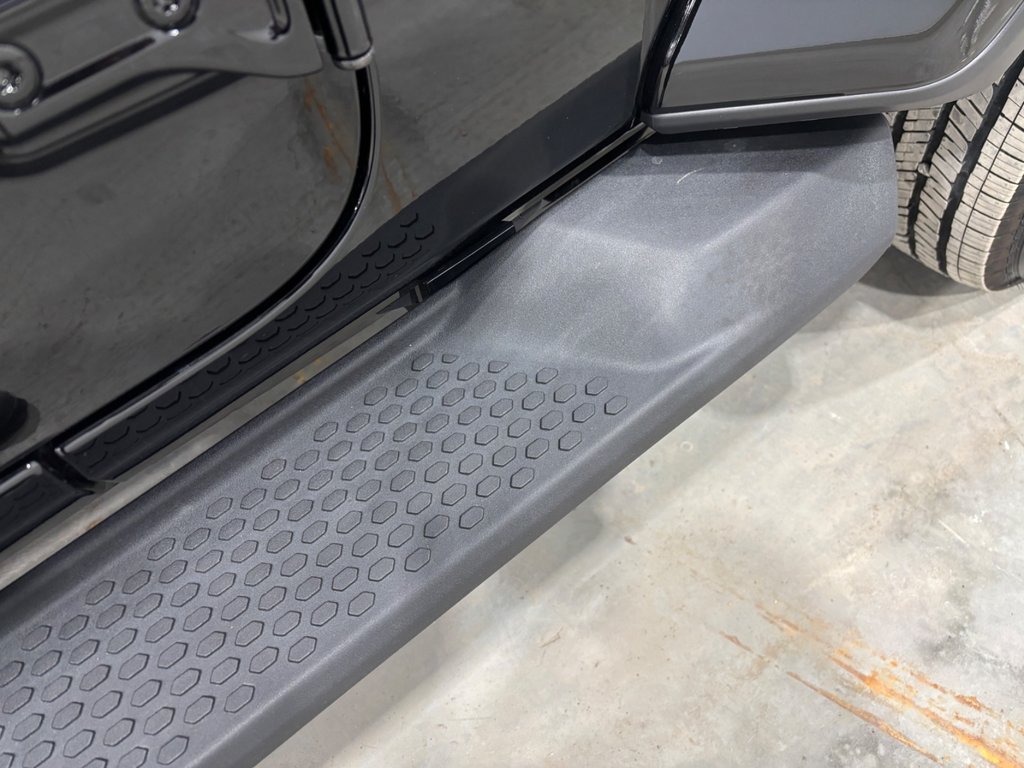 2024 Jeep WRANGLER 4-Door SAHARA in Saint-Hyacinthe, Quebec - 9 - w1024h768px