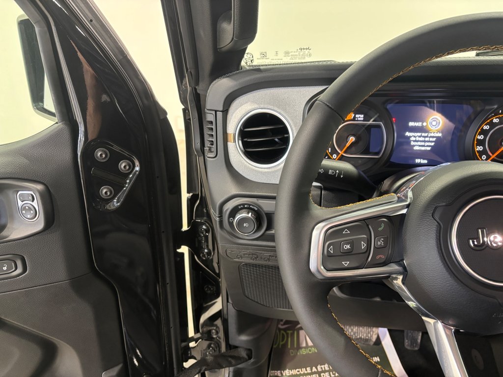 2024 Jeep WRANGLER 4-Door SAHARA in Saint-Hyacinthe, Quebec - 16 - w1024h768px