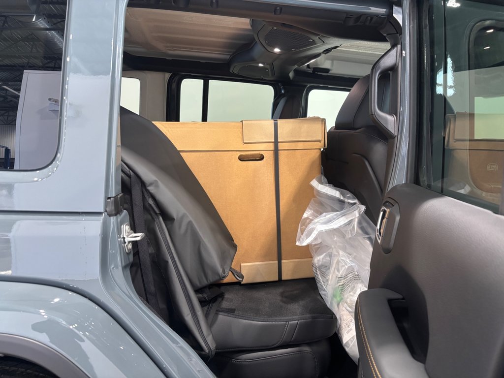 2024 Jeep WRANGLER 4-Door SAHARA in Saint-Hyacinthe, Quebec - 11 - w1024h768px