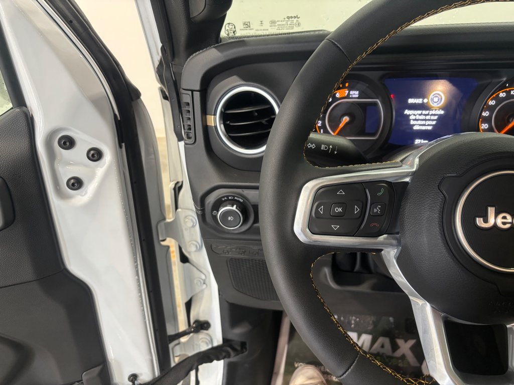 2024 Jeep WRANGLER 4-Door SAHARA in Saint-Hyacinthe, Quebec - 16 - w1024h768px