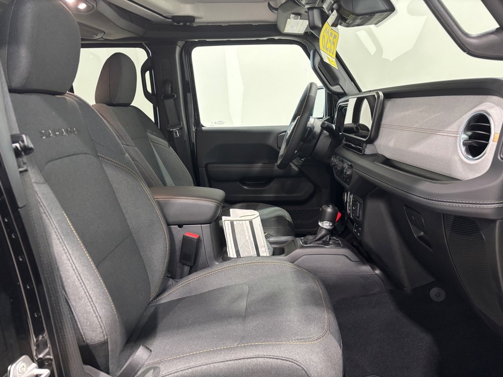 2024 Jeep WRANGLER 4-Door SAHARA in Saint-Hyacinthe, Quebec - 10 - w1024h768px