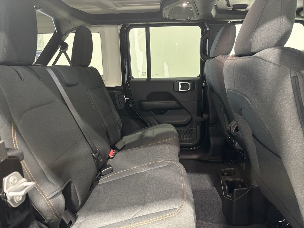 Jeep WRANGLER 4-Door SAHARA 2024 à Saint-Hyacinthe, Québec - 12 - w1024h768px