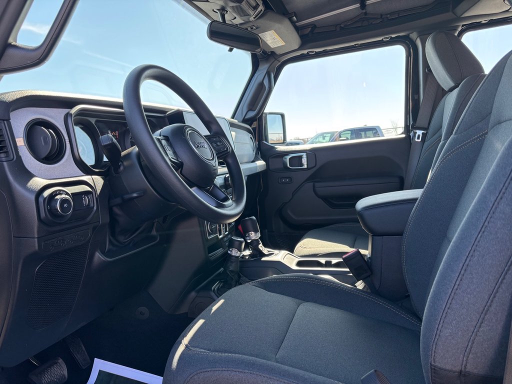 2025 Jeep WRANGLER 4-Door SPORT in Saint-Hyacinthe, Quebec - 14 - w1024h768px