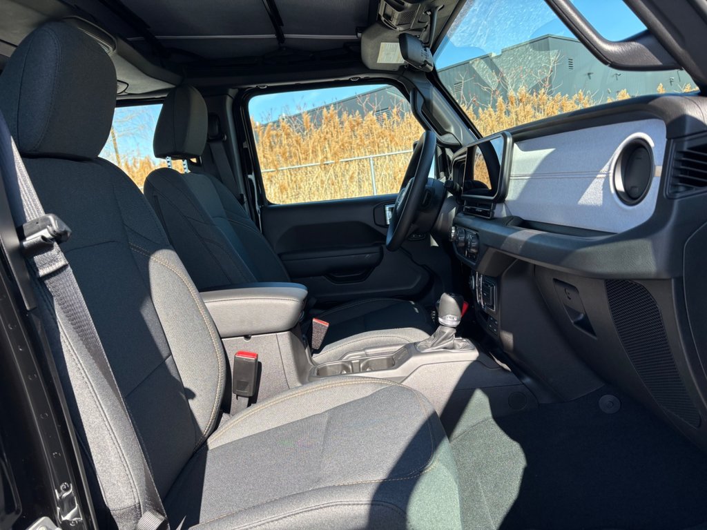 2025 Jeep WRANGLER 4-Door SPORT in Saint-Hyacinthe, Quebec - 9 - w1024h768px