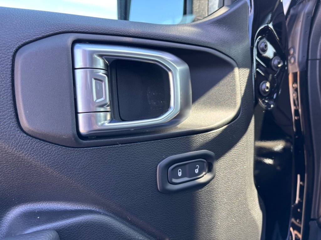 2025 Jeep WRANGLER 4-Door SPORT in Saint-Hyacinthe, Quebec - 13 - w1024h768px