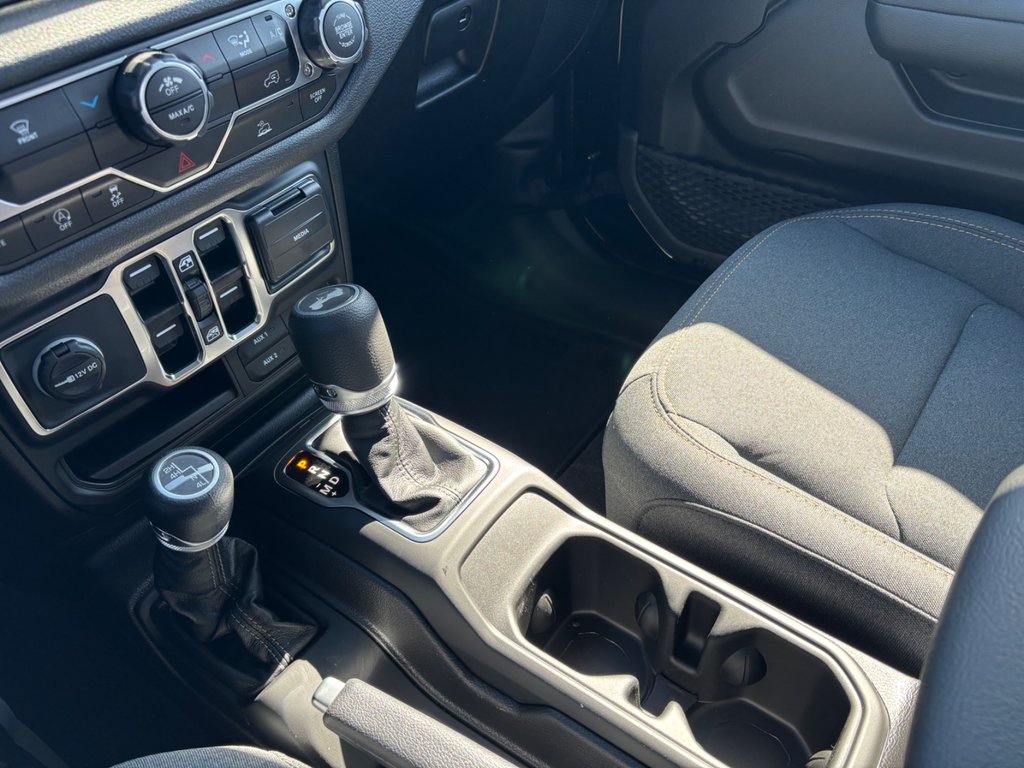 2025 Jeep WRANGLER 4-Door SPORT in Saint-Hyacinthe, Quebec - 23 - w1024h768px