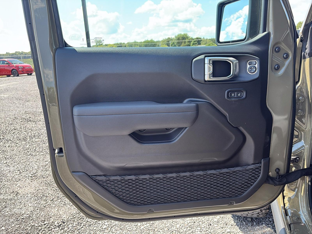 Jeep WRANGLER 4-Door RUBICON 2025 à Saint-Hyacinthe, Québec - 8 - w1024h768px