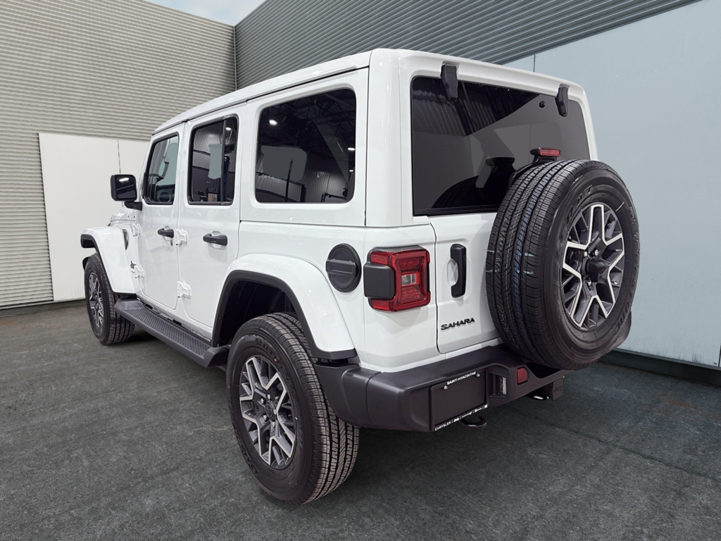 Jeep Wrangler 4-Door SAHARA 2025 à Saint-Hyacinthe, Québec - 4 - w1024h768px
