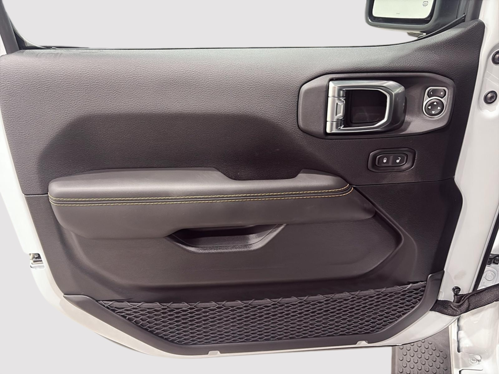 Jeep Wrangler 4-Door SAHARA 2025 à Saint-Hyacinthe, Québec - 8 - w1024h768px