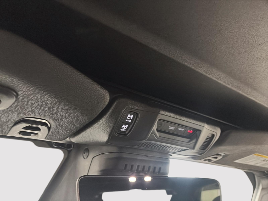 Jeep Wrangler 4-Door SAHARA 2025 à Saint-Hyacinthe, Québec - 14 - w1024h768px