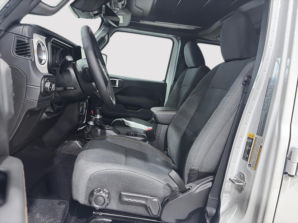 Jeep Wrangler 4-Door SAHARA 2025 à Saint-Hyacinthe, Québec - 13 - w1024h768px