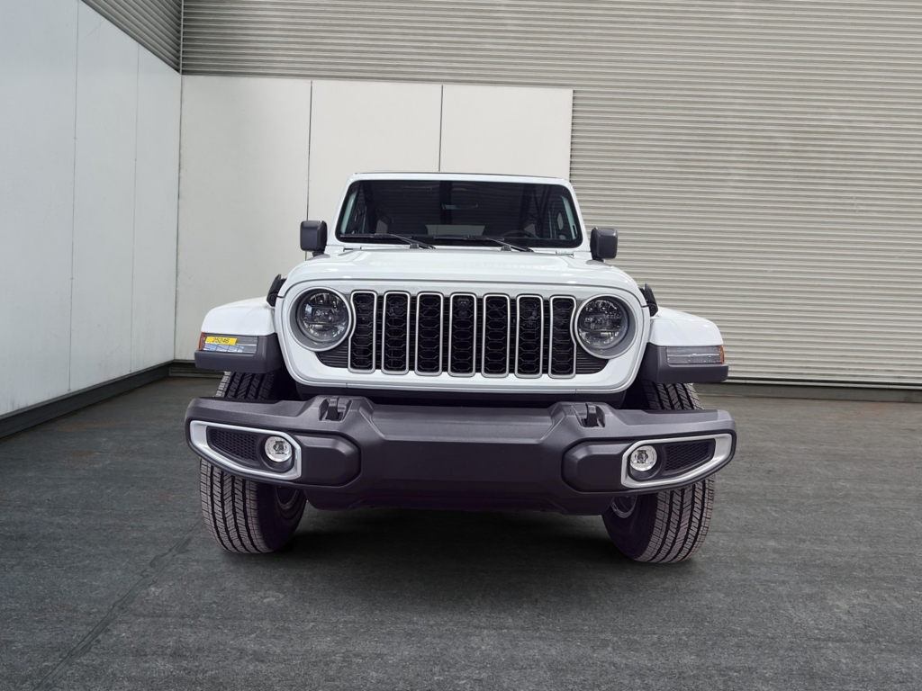 Jeep Wrangler 4-Door SAHARA 2025 à Saint-Hyacinthe, Québec - 2 - w1024h768px