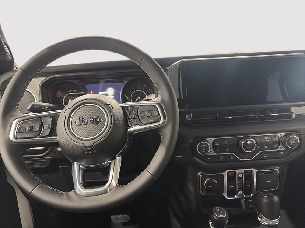 Jeep Wrangler 4-Door SAHARA 2025 à Saint-Hyacinthe, Québec - 7 - w1024h768px